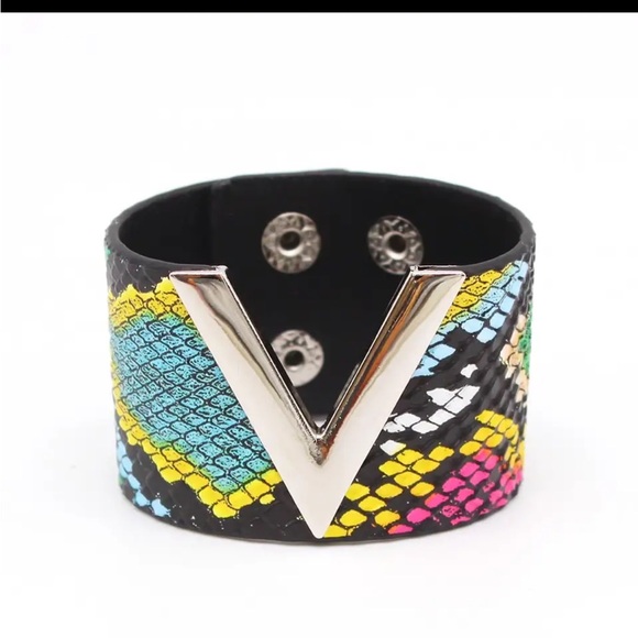 Jewelry - LAST 1! Fashion Silver V Leopard Multicolor Snap Closure Cuff